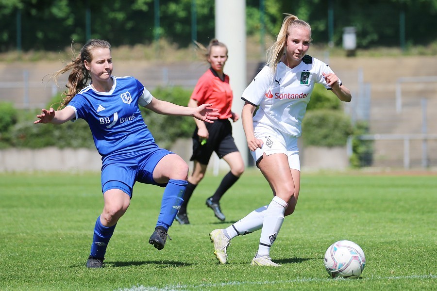 Borussia Mönchengladbach vs. SV Menden (2021/22)_40