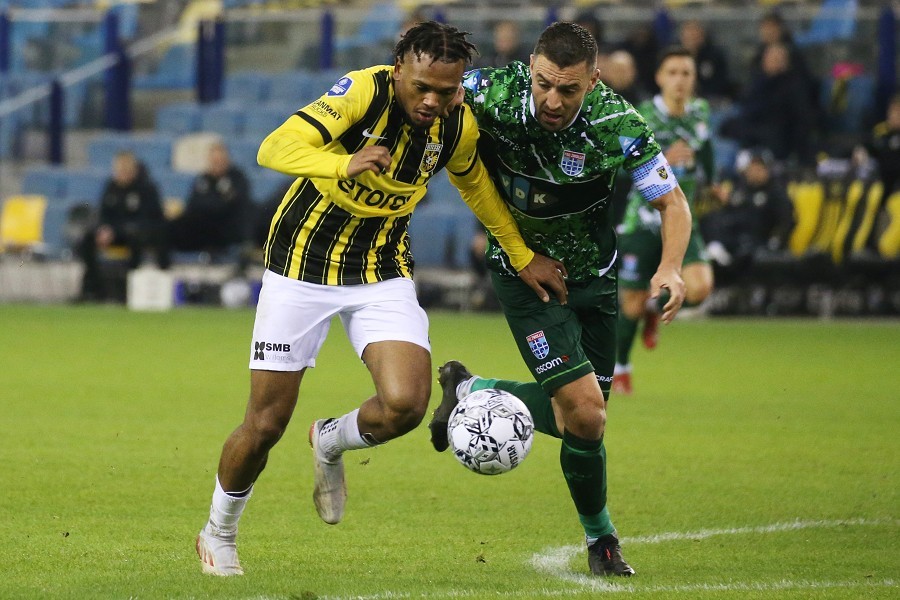 Vitesse Arnheim vs. PEC Zwolle (2021/22)_18